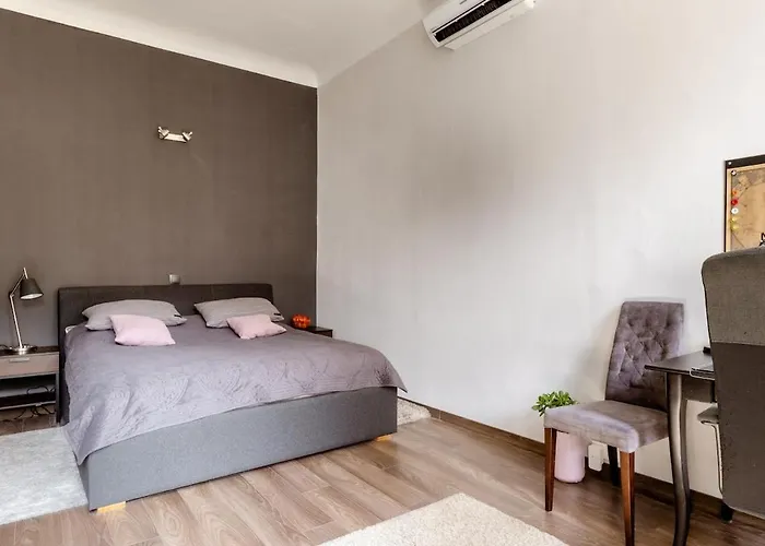 Stylish Premium In Center